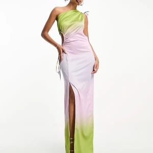 Lång pastellfärgad oneshoulder klänning - Säljer en snygg lång klänning med oneshoulder och slits. Klänningen har en cool ombre-effekt i ljusgrön och ljuslila, med snörningsdetaljer på sidan. Endast andvänd 1 gång i ett par timmar.                                 Nypris: 935 SEK.             