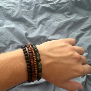 Set med blandade armband - Fyra snygga armband med pärlor i olika färger och former. Perfekt för dig som gillar att mixa och matcha accessoarer. 