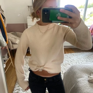 stickad tröja!🌸 - Så skön tröja från mango! Säljer för att den inte används🧡sån fin färg som är en blandning mellan creme och ljus aprikos☺️