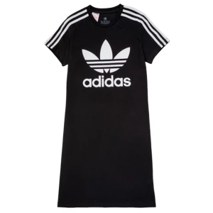 Svart Adidas t-shirtklänning - Svart t-shirtklänning från Adidas med klassiska vita ränder på axlarna och stort vitt logotryck framtill. Rak passform, rund hals och korta ärmar. Perfekt för en sportig och avslappnad stil.