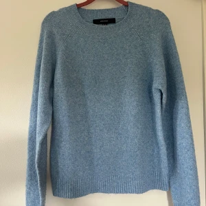 Ljusblå stickad tröja från Vero Moda - Supermysig ljusblå stickad tröja från Vero Moda i storlek XS.  Inte använd 