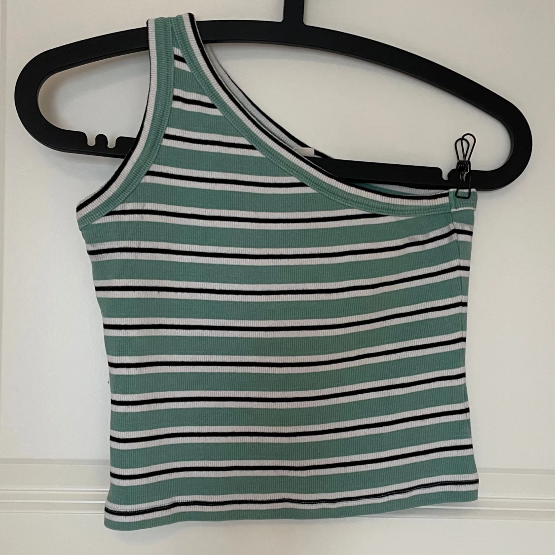 Randig one shoulder topp i grönt