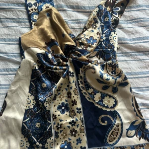 Unik 00s topp - Unik och supersnygg topp i satin köpt i Barcelona, helt oanvänd då den inte satt som jag önskade på mig💕