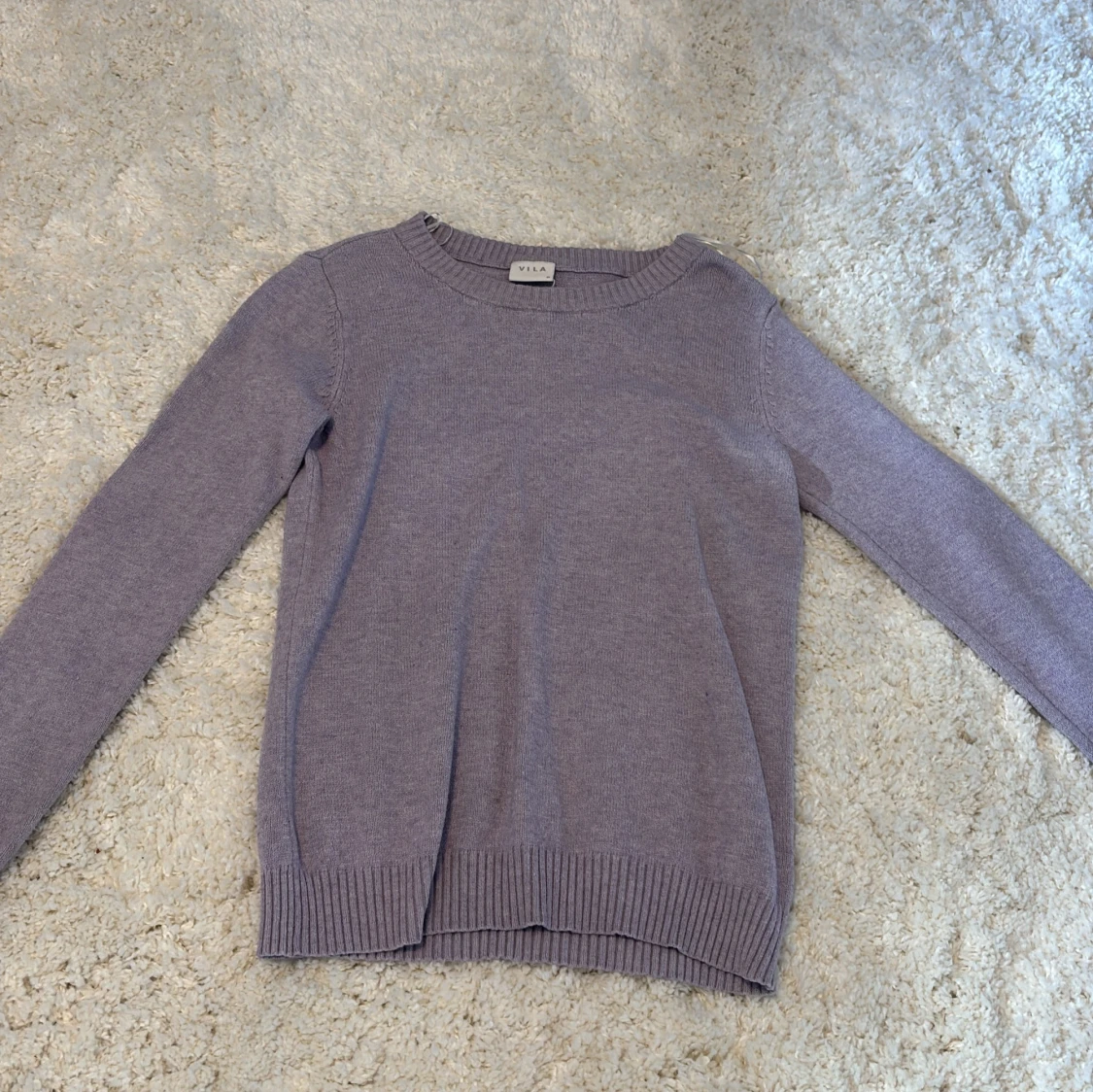 Ljuslila stickad tröja från Vila
