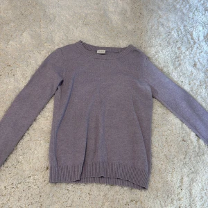 Ljuslila stickad tröja från Vila - Superfin ljuslila stickad tröja från Vila i storlek XS. Knappt använd