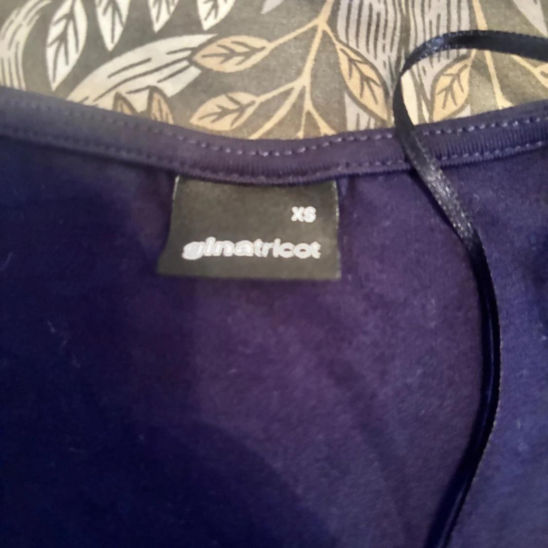 Mörkblå v-ringad topp Gina Tricot XS - 1