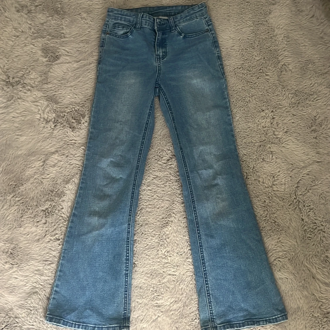 Blå bootcut jeans från UNIQ, stl 146