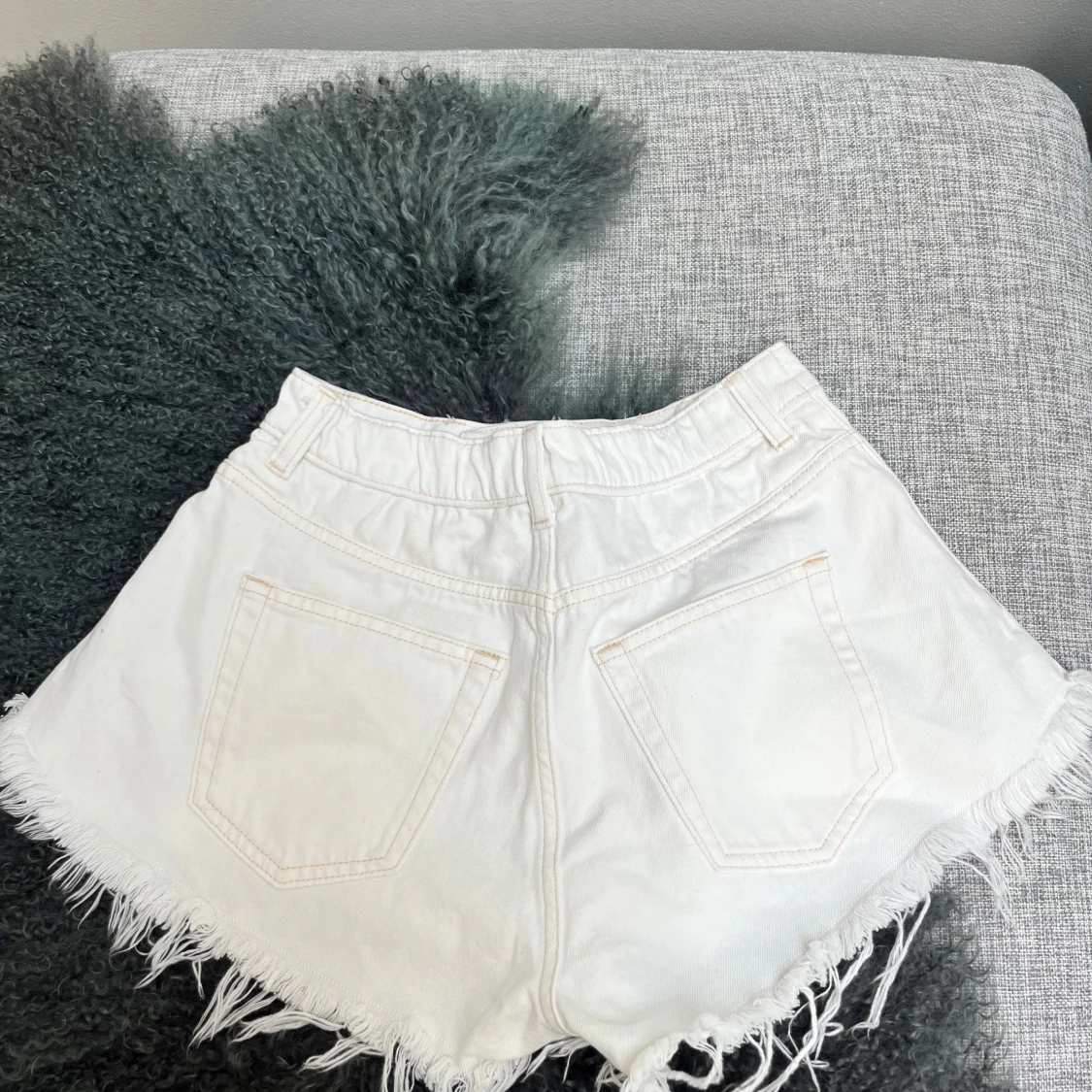 Vita jeansshorts med fransad kant H&M - 2