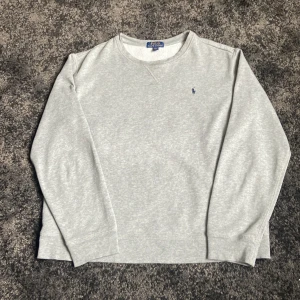 Ralph lauren sweatshirt - Säljer en sjukt snygg grå sweatshirt från Polo Ralph lauren. Hojta till om du har någon fråga! 