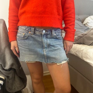 Blå lågmidjade jeanskjol  - Jätte snygg lågmidjad jeans kjol från weekday! Storlek 40 men skulle säga att den är liten i storleken så mer 38. 🩵