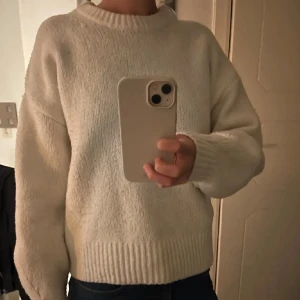 Stickad tröja - Vit stickad tröja från bik bok i storlek s, superfin💕💕💕