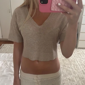 Beige croppad linne topp - Säljer min as snygga topp som jag köpte i Paris men knappt har använd. Det är en linnetopp och så najs för varma dagar! Köpt för 570kr