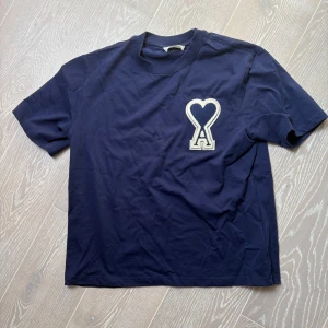 AMI Paris - En riktig fett AMI Paris tröja. Oversized fit på den. Skriv om du undrar något 👍