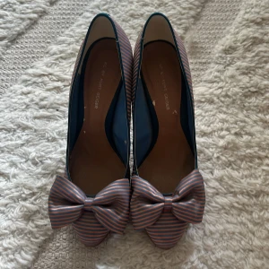 Kurt geiger klackskor - Säljer mina ursnygga randiga klackskor från Kurt geiger som tyvärr inte längre kommer till användning. Endast några få skavanker i sulan men annars i helt perfekt skick.