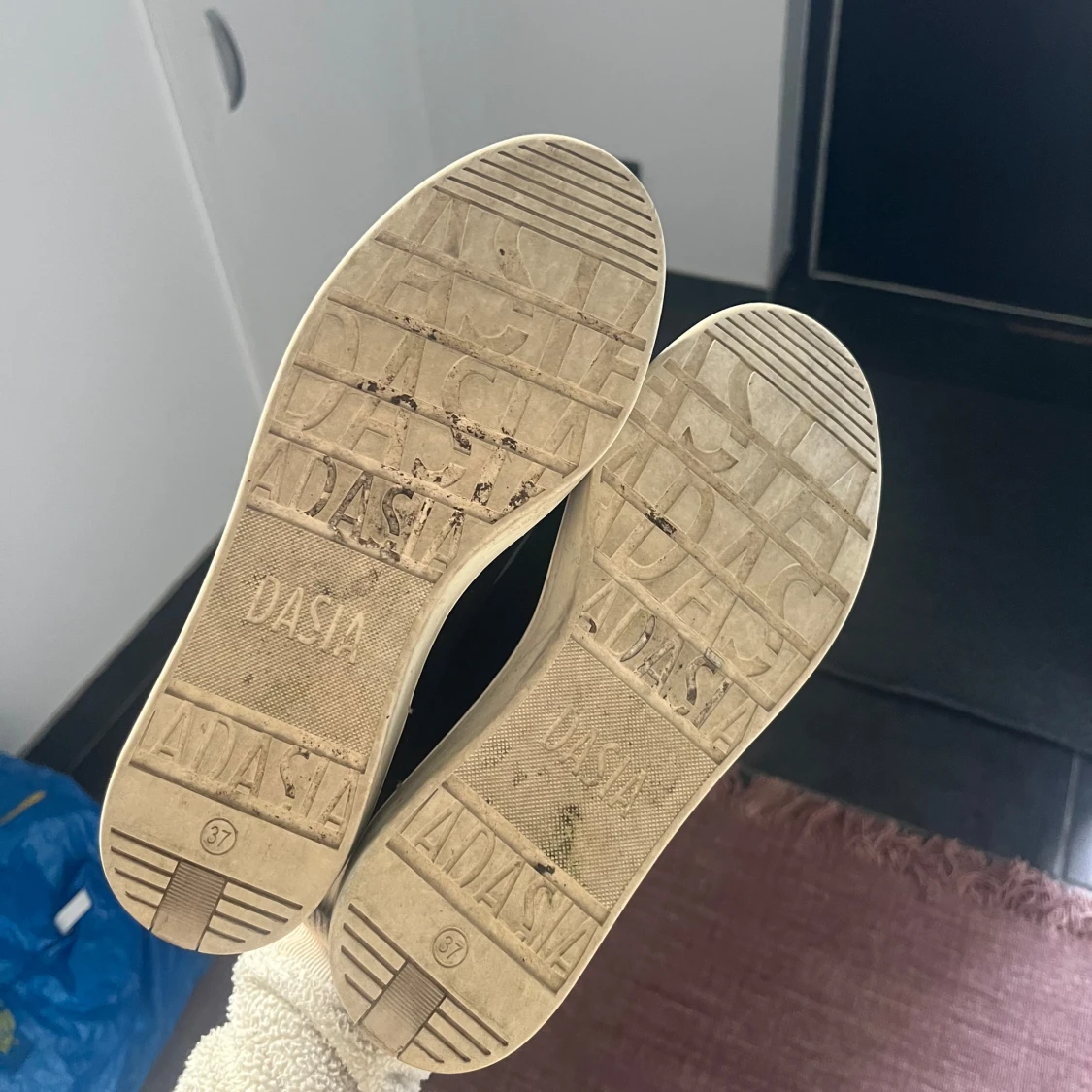 Svarta sneakers i mocka från Dasia - 3