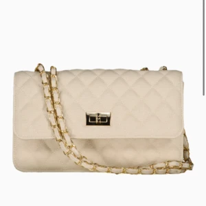 Handväska svart - Säljer denna handväskan i svart, aldrig använd, köptes nånstans i Tyskland