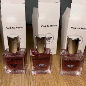 Port Au Mansa parfymolja Shinjuku - Helt sjuka och Unika parfymoljir från Port Au Mansa, har redan 3 andra oanvända av dessa så har två stycken fulla 10 ml till salu. De kostar 520 kr normalt men släpper för 319 kr styck i nytt skick, de är en varm sensuell söt doft med raspbarry och cotton candy, riktig unik! Får alltid komplimanger när jag bär dessa, och då har jag över 30-40 parfymer! Unisex doft 