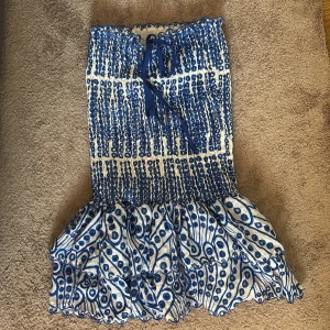 Blåvit volangklänning utan axelband - Supergullig klänning i bra skick från Design by Amor💞 Kontakta för bilder på