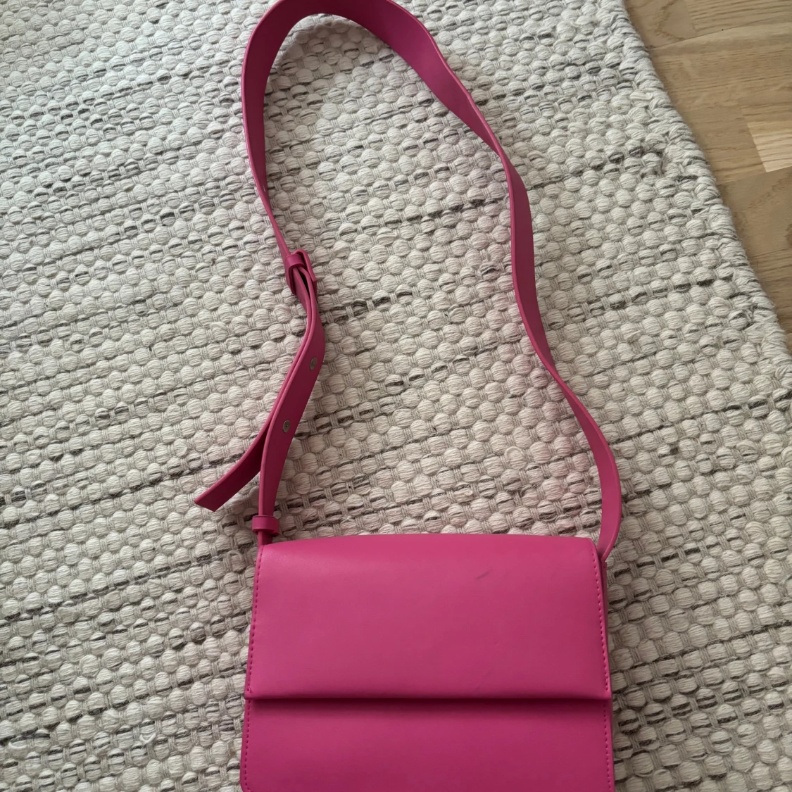 Rosa axelväska med bred rem