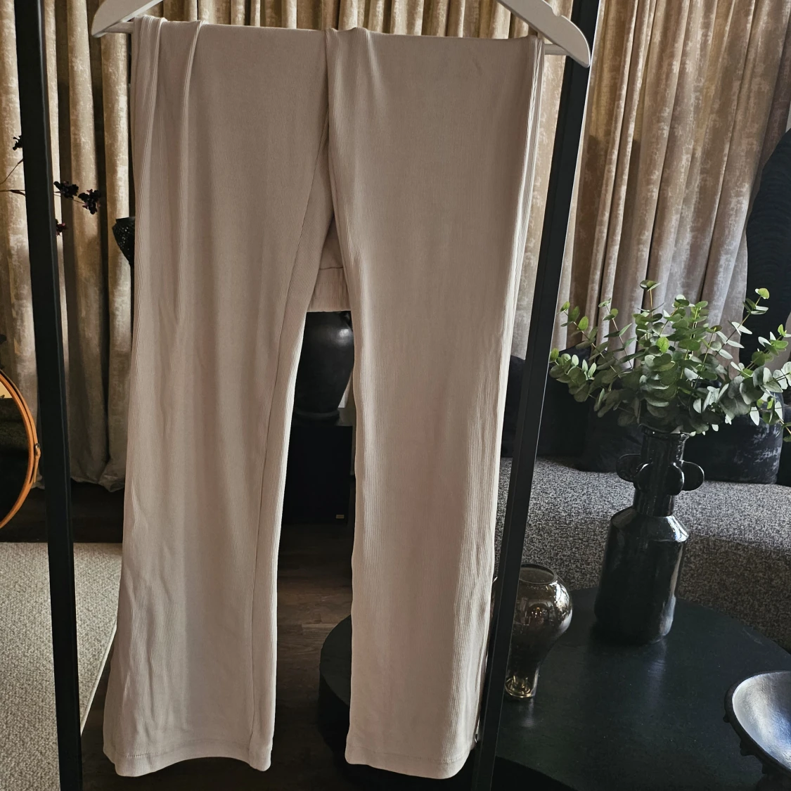 Beige ribbade mjukisbyxor - Zara