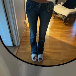 Low waist bootcut jeans från diesel  - Supersnygga lågmidjade bootcut jeans från diesel. Köpta och sedan sytt om till utsvängda. Jeansen har även snygga detaljer vid fram och bak fickorna. Midjemått: 40 cm Innerbensmått:82!🩷 