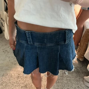 Jeanskjol med volanger  - Så fin jeanskjol med lowwaist passform! storlek 34, passar storlekar xs/s 💓