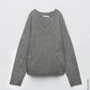 Grå stickad tröja från zara i ull blend - Mysig grå stickad tröja från zara i storlek s. Perfekt för höst och vinter med sin varma och bekväma passform. Tröjan har en v-ringad design och långa ärmar med ribbade muddar. Den är i mycket bra skick och passar både till vardags och mysiga hemmakvällar.från zara i ULL blandning. Nypris 499kr. 