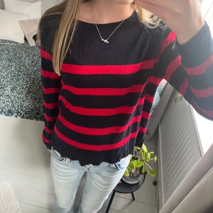 Randig svart och röd tröja från Zara - Säljer en svart tröja från Zara med röda horisontella ränder. Tröjan har lång ärm, rund halsringning och är i ett mjukt, tunt material. Säljer även en liknande i blå och grå! Skriv vid fler frågor!💓