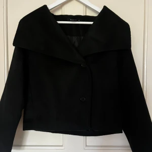 Svart kappa med stor krage - Jättefin kappa från Gina Tricot. Endast använd ett fåtal gånger i vintras och därför i väldigt bra skick😊Skriv ifall ni vill ha mer detaljerade bilder!💕