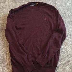 Röd merinoulltröja Ralph lauren  - Röd merinoulltröja från Ralph lauren slimfit, säljer då den inte passar mig längre.