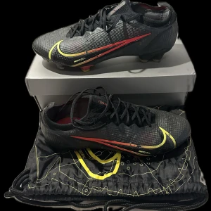 Nike Mercurial Vapor 14 Elite FG - Tjena säljer mina skor som är använda endast 5 träningar. Storlek 44.5 (Passar 44-45).  Nypris: 3199kr Mitt pris: 1900kr (Kan tänka mig sänka priset vid snabbaffär). Hör av er vid frågor.