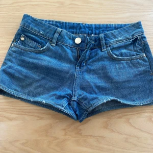 Blå jeansshorts  - Helt perfekta shorts!! De är för små för mig och säljer därför vidare dem i hopp om mer användning än vad de får hos mig🥲🙃🥰🌸💞helt perfekta i längden och perfekt lågmidjade!!