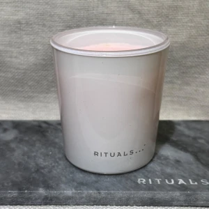 Nytt! Rituals The Ritual of Sakura doftljus - Nytt! Säljer ett lyxigt doftljus från Rituals, The Ritual of Sakura. Ljusrosa vax i en stilren, vit glasbehållare med text. Doften är inspirerad av körsbärsblom och ger en fräsch, harmonisk känsla. Perfekt för att skapa mysig stämning hemma.