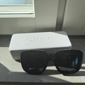 Svarta CHIMIS nr 10 - Snygga svarta solglasögon från CHIMI med oversized, fyrkantig båge. Kommer med originaletui. Glasögonen har en modern och stilren look som passar perfekt till alla outfits. Riktigt statement-piece för dig som gillar att sticka ut. Modell 10💖