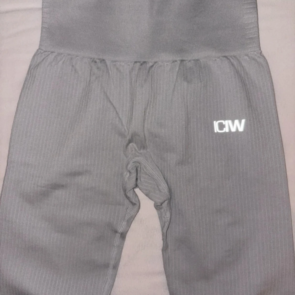 Grå ribbade leggings från ICANIWILL - 1