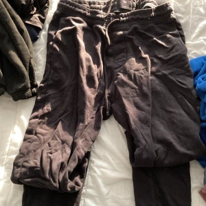 Svarta tapered sweatpants från H&M - Svarta mjukisbyxor från H&M i storlek M med tapered fit. Byxorna har snörning i midjan och är gjorda i mjukt bomullsmaterial. Perfekta för chill dagar eller att sova i. Köpt 2020 men använt ett par gånger bara.