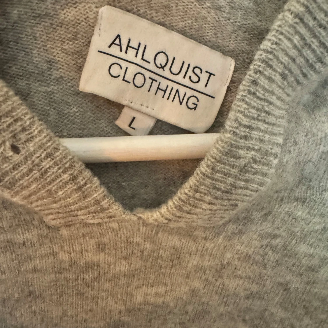 Grå stickad hoodie från Ahlquist - 2