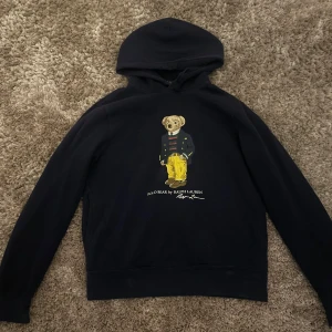 Marinblå hoodie från Polo Ralph Lauren - Marinblå Polo hoodie i storlek S (herr storlek)