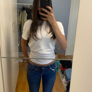 Blåa lowwaist bootcut jeans - Säljer pågrund av att dem är för små.  Dem är andvända men i bra skick. 💕