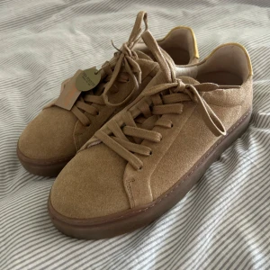 Sneakers - Bruna sneakers från Ten Points i storlek 37. Nya med prislapp.