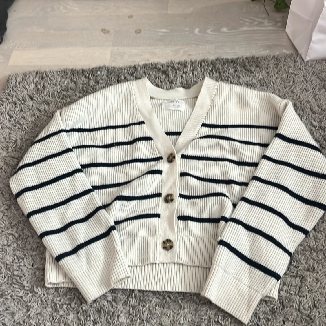 Vit och svart randig kofta med knappar