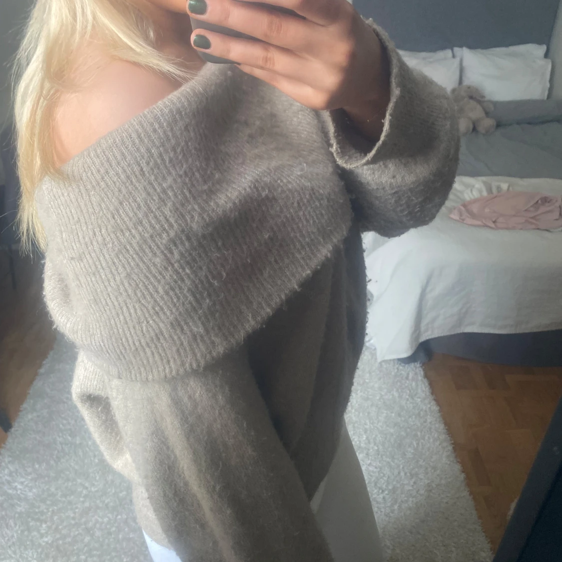 Beige offshoulder stickad tröja - 2