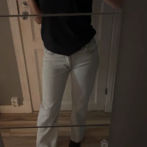 Gråa wide jeans midwaist - Super sköna och härliga jeans från bikbok. Använda ungefär 1 gång men är klippta på längen så nya innerbenslängen är mellan 76-77. Passar mig med storlek S bra. 