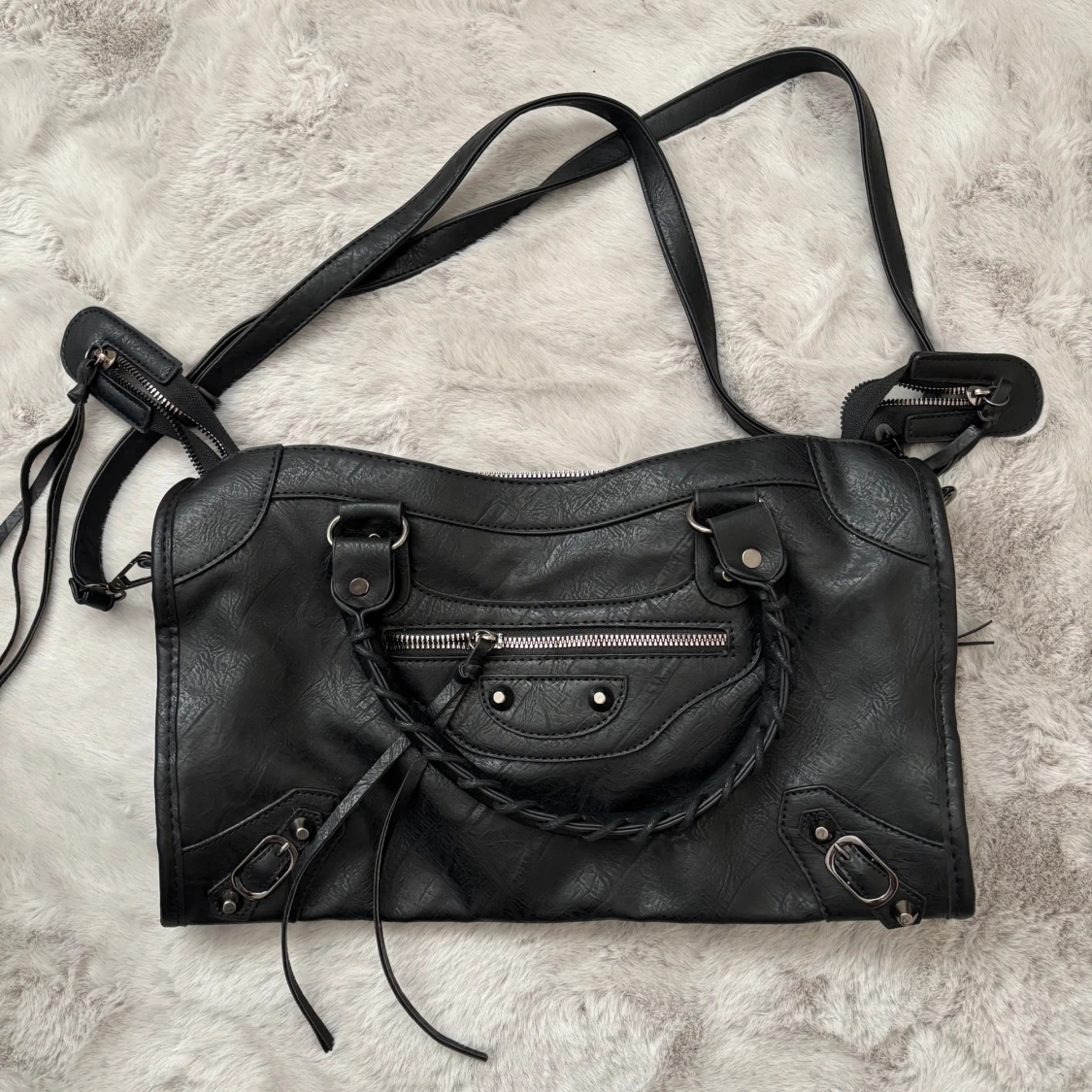 Svart handväska med detaljer