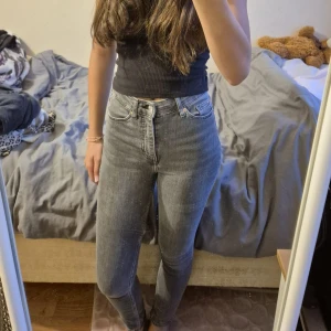 Grå skinny jeans hm  - Säljer ett par grå skinny jeans med hög midja och klassisk femficksdesign. Jeansen har smal passform hela vägen ner och är tillverkade i ett stretchigt bomullsmaterial som sitter snyggt och bekvämt. Perfekta till en enkel topp eller hoodie. Köpta från hm. 