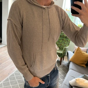 Stickad Hoodie  - Riktigt fet perfekt till alla tillfällen för en komplett look🙌 ytterst nopprig men inget som påverkar den totala looken. Skriv vid fundering😁Passar ungefär 175-190! 