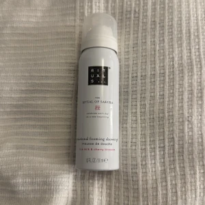 Rituals The Ritual of Sakura duschgel - Rituals The Ritual of Sakura foaming shower gel i en 50 ml flaska. Doft av ris-mjölk och körsbärsblom. Är helt ny och aldrig använd. Säljer pågrund av att den inte kommit till användning. Produkten går ut nästa år. 
