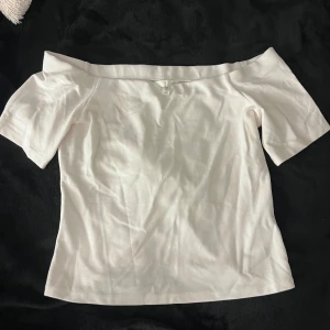 Vit offshoulder topp  - Superfint skick, aldrig använd! 🩷