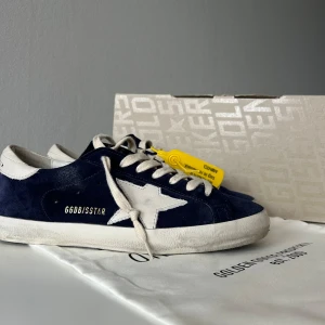 GOLDEN GOOSE 41 - GOLDEN GOOSE mocka skor som passar mellan 41-42. Allt og ingår och kvitto finns.Skorna är i ett mycket gott skick då de är använda fåtal gånger. De är väldigt eftertraktade och svåra att få tag på. Skriv för fler frågor eller bilder!