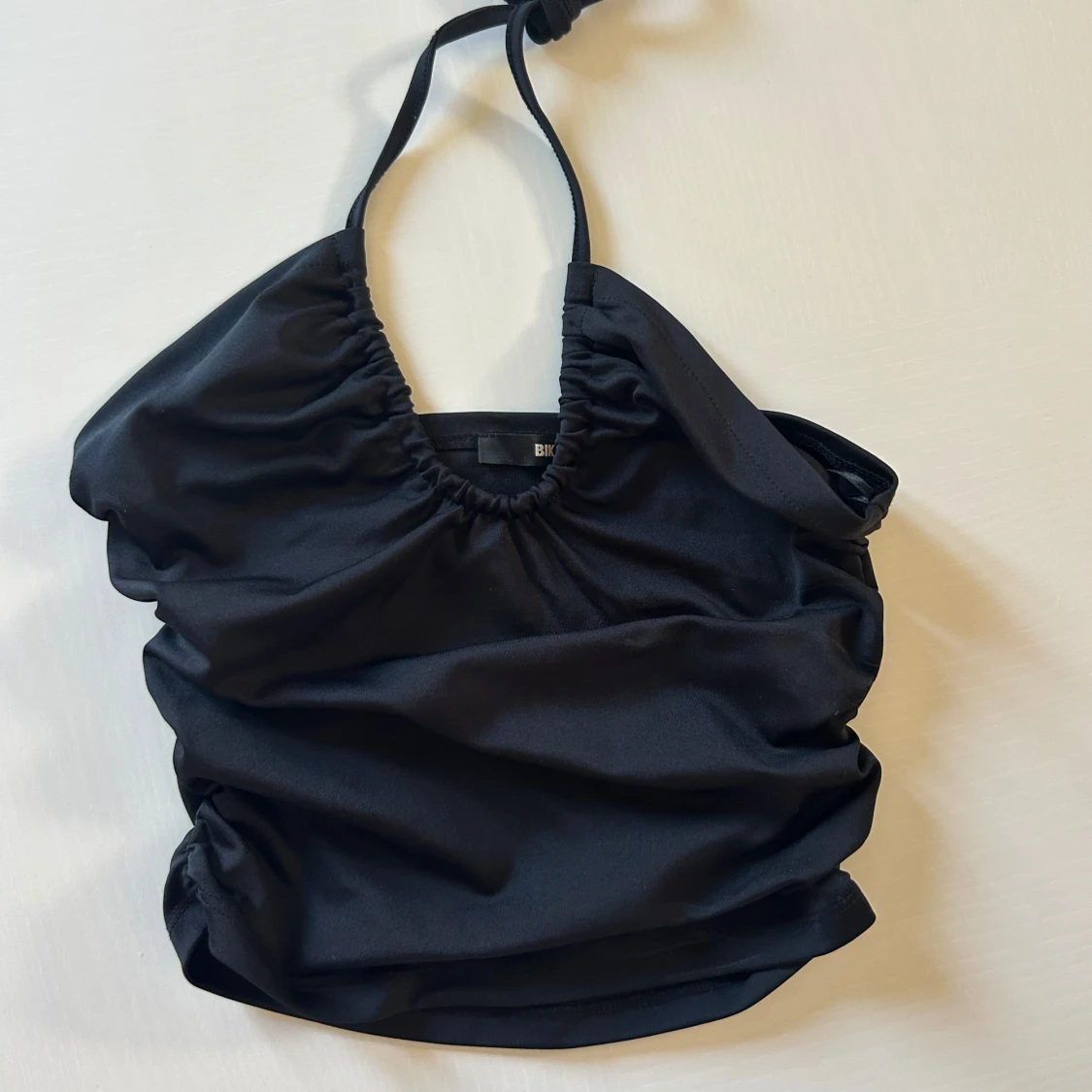 Svart halterneck topp från BikBok